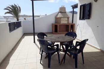 Villa with barbecue and terrace in Caleta de Sebo La Graciosa Villa La Tegala